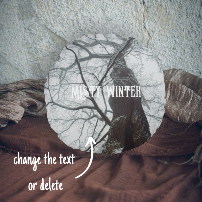 Oude boom in een Misty Forest Rond Kussen (Creator heeft geüpload)