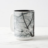 Oude boom in een Misty Forest Tweekleurige Koffiemok (Voorkant links)