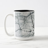 Oude boom in een Misty Forest Tweekleurige Koffiemok (Links)