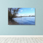 Oude boom op de rivieroever van Nierstein in Duits Canvas Afdruk (Insitu (Houten vloer))