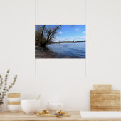 Oude boom op de rivieroever van Nierstein in Duits Poster (Keuken)