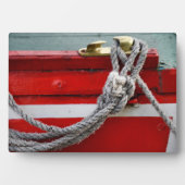 Oude boomstammen op remschonk op kanaalboot fotoplaat (voorkant)