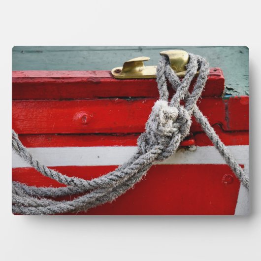 Oude boomstammen op remschonk op kanaalboot fotoplaat (voorkant)