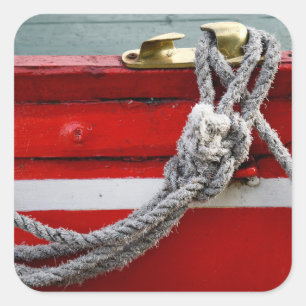 Oude boomstammen op remschonk op kanaalboot vierkante sticker
