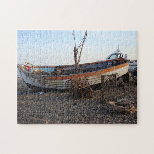 oude boot op het strand met kreeftenpotten reserve legpuzzel (Horizontaal)