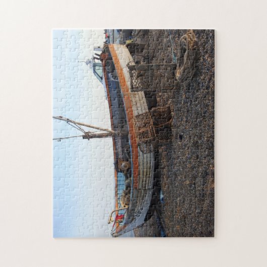 oude boot op het strand met kreeftenpotten reserve legpuzzel (Verticaal)