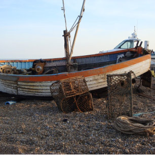 oude boot op het strand met kreeftenpotten reserve legpuzzel