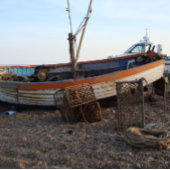 oude boot op het strand met kreeftenpotten reserve legpuzzel