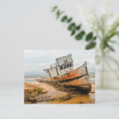 Oude boot/schip schip wrak op strand briefkaart (Staand voorkant)