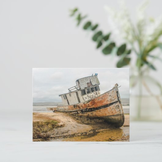 Oude boot/schip schip wrak op strand briefkaart (Staand voorkant)
