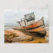 Oude boot/schip schip wrak op strand briefkaart (Voorkant)