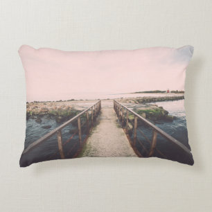 Oude brug met ruige metalen rails nabij zee poort. accent kussen