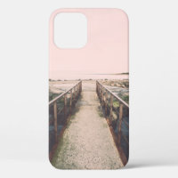 Oude brug met ruige metalen rails nabij zee poort.