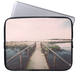 Oude brug met ruige metalen rails nabij zee poort. laptop sleeve