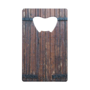 Oude bruine houten deuren met zwarte ijzersteunen creditkaart flessenopener