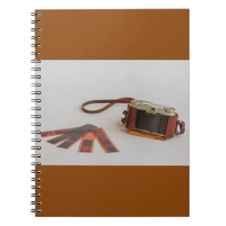 oude camera met negatief op foto-notitieboek notitieboek