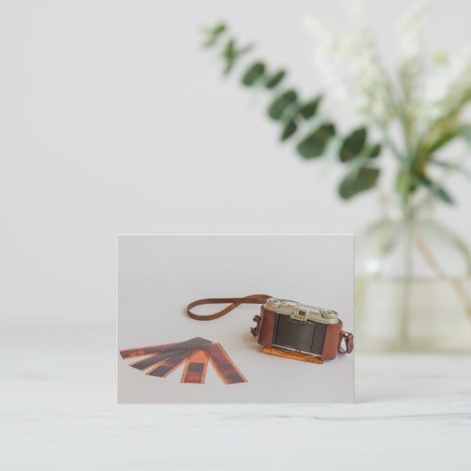 Oude camera met negatief visitekaartje (Staand voorkant)