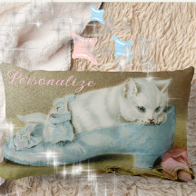 Oude charmante witte kat in een blauwe satijnen sc
