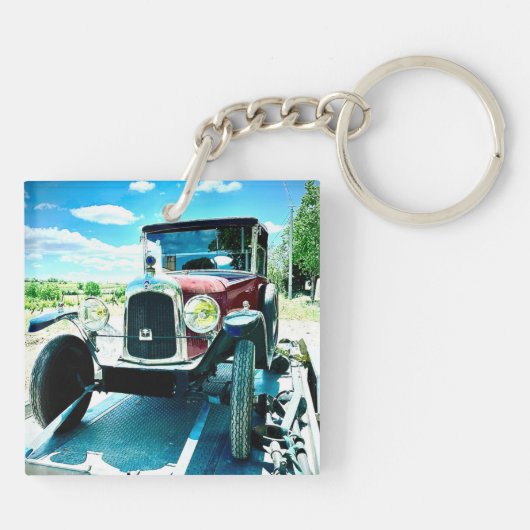 Oude citroenauto op een aanhangwagen in Frankrijk Sleutelhanger (Achterkant)