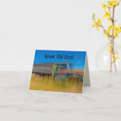 Oude coole vuilniswagen in het onkruid leuke verja kaart (Gele Bloem)