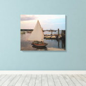 Oude Cotuit Dinghy op Sunset Stretched Canvas Prin Afdruk (Insitu (Houten vloer))