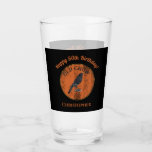 Oude Crow Funny 50th Birthday over the HIll Glas<br><div class="desc">Hier is een leuk cadeautje voor de verjaardagsjongen of het verjaardagsmeisje dat "over de heuvel" gaat! Monogram dit drink glas en geef het aan je favoriete oude kraai!  grafisch ontwerp in zwart en oranje. Ideaal voor iemand die 50,  60 of een "oude" leeftijd verandert.</div>