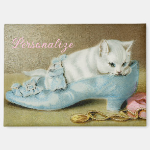 Oude cute witte kat in een blauwe satijnen schoen magneet