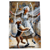 Oude dame dansen met haar hond verjaardag medium cadeauzakje (Voorkant)
