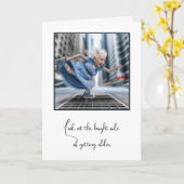 Oude dame danst op de stadsstraat kaart (Gele Bloem)