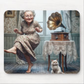 Oude dame danst op een grammofoon muismat (Voorkant)
