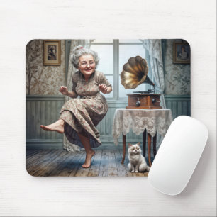 Oude dame danst op een grammofoon muismat