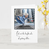 Oude dame danst op straat kaart (Gele Bloem)