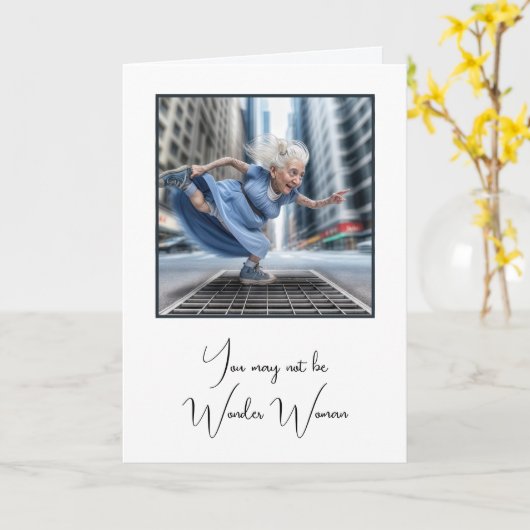 Oude dame danst op straat kaart (Gele Bloem)
