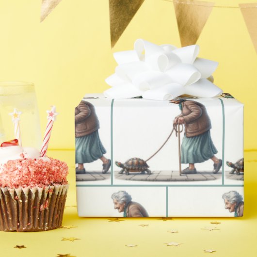 Oude dame die een huisdier schildpad loopt cadeaupapier (Verjaardagsfeest)