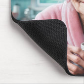 Oude dame in roze krulspelden muismat (Hoek)