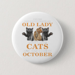 Oude Dame Liefheeft Kat Geboren In Oktober Kattenb Ronde Button 5,7 Cm
