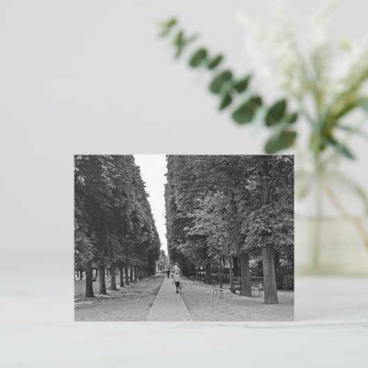 Oude dame loopt in Parijs in de zomer Briefkaart (Staand voorkant)