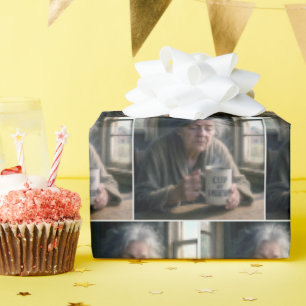 Oude dame met dampende kop koffie cadeaupapier