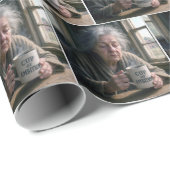 Oude dame met dampende kop koffie cadeaupapier (Rol Hoek)