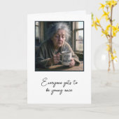 Oude dame met ochtend koffie verjaardag kaart (Gele Bloem)