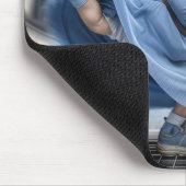 Oude dame op een winderige straat vent muismat (Hoek)