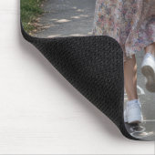 Oude dame speelt hinkelspel muismat (Hoek)