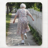 Oude dame speelt hinkelspel muismat (Voorkant)