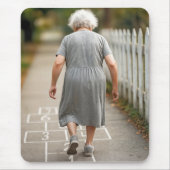 Oude dame speelt hopscotch muismat (Voorkant)