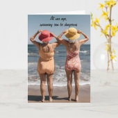 Oude dames op het strand verjaardag kaart (Gele Bloem)