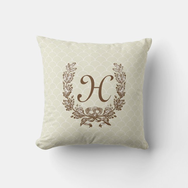 Oude decoratieve kussen met krans en monogram (Voorkant)