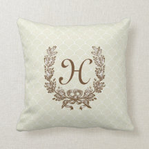 Oude decoratieve kussen met krans en monogram