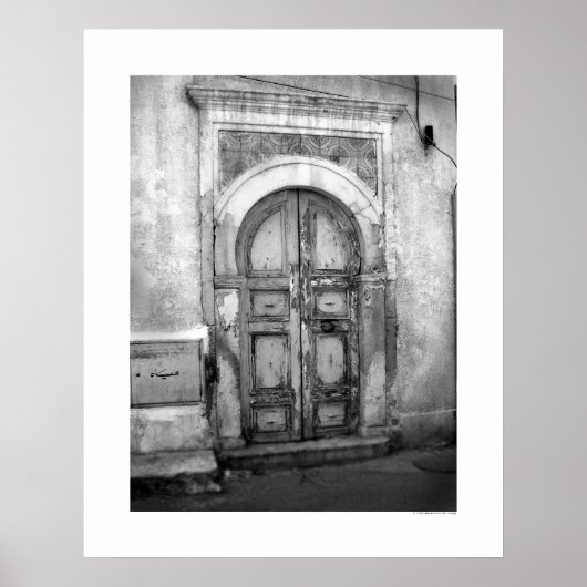 Oude deur in Tripoli (B&W) Poster (Voorkant)