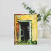 Oude deur in verlaten huis op de luchthaven van Ba Briefkaart (Staand voorkant)