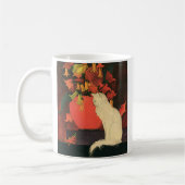 Oude dieren, elegante witte kat, herfstbloemen koffiemok (Links)